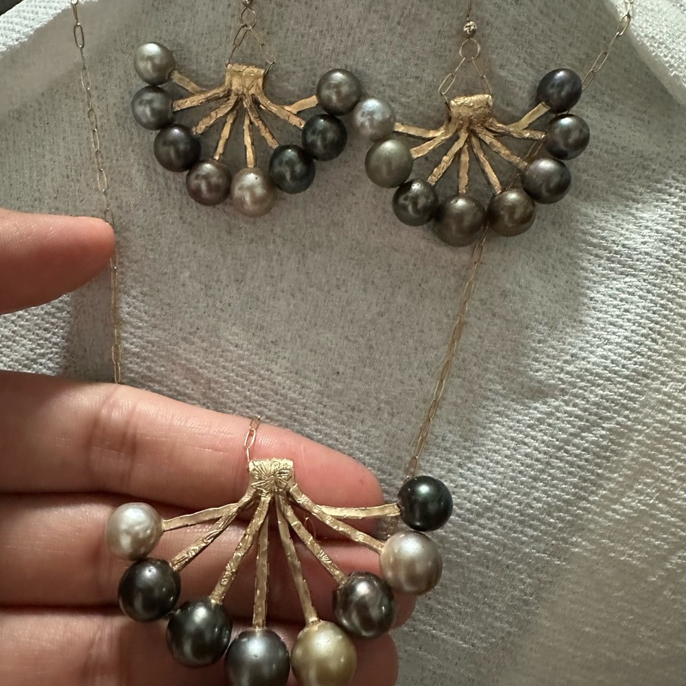 Elegant Gold and Black Pearl Jewelry Set